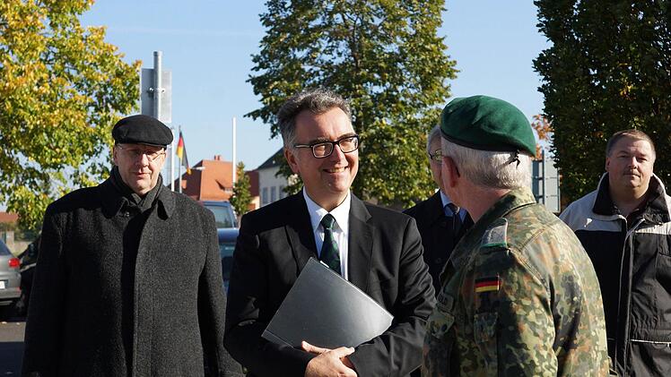 Oberstleutnant Burkard Schneegold (rechts) begrüßt Militärbischof Sigurd Rink (Mitte)Foto: Arkadius Guzy