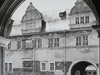 Blick in den Innenhof der Coburger Ehrenburg im Jahr 1982. Das historische Foto zeigt Sanierungsarbeiten an der Fassade. Deutlich erkennbar sind Beschädigungen im Bereich der Fenster.Foto: Archiv