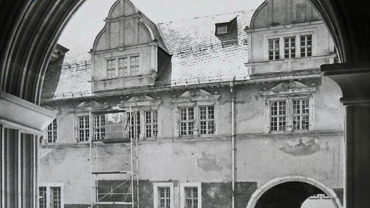 Blick in den Innenhof der Coburger Ehrenburg im Jahr 1982. Das historische Foto zeigt Sanierungsarbeiten an der Fassade. Deutlich erkennbar sind Beschädigungen im Bereich der Fenster.Foto: Archiv