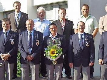 Die langjährigen Aktiven aus dem Bayerischen Roten Kreuz zusammen mit den Ehrengästen der Veranstaltung im Landratsamt. Foto: Doris Weidner