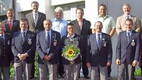 Die langjährigen Aktiven aus dem Bayerischen Roten Kreuz zusammen mit den Ehrengästen der Veranstaltung im Landratsamt. Foto: Doris Weidner