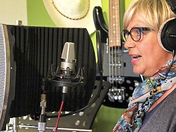 Schauspielerin Heike Bauer-Banzhaf im Tonstudio: Sie spricht die Katharina von Bora in dem Stück "Mein lieber Herr Käthe".