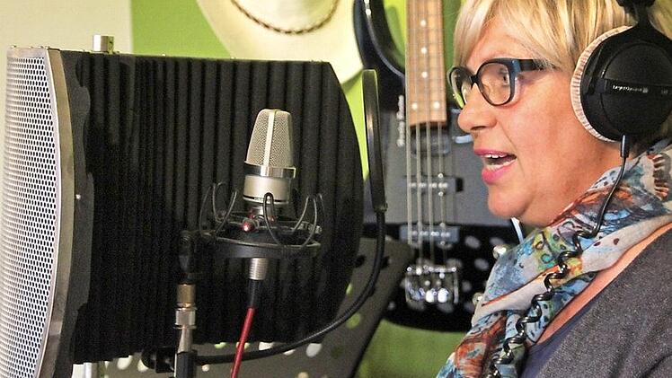 Schauspielerin Heike Bauer-Banzhaf im Tonstudio: Sie spricht die Katharina von Bora in dem Stück "Mein lieber Herr Käthe".