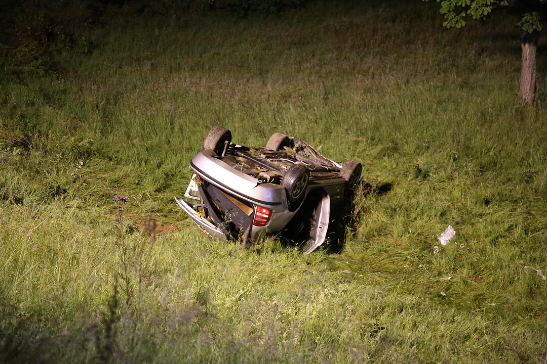 Auto kommt bei Hof von B15 ab