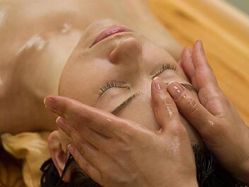 Junge Frau bei einer Ayurveda-Öl-Massage            Archivbild: MGO