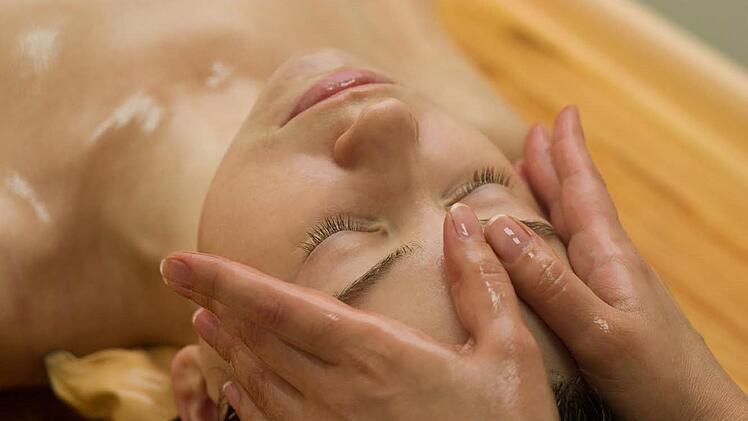 Junge Frau bei einer Ayurveda-Öl-Massage            Archivbild: MGO