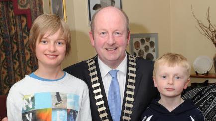 Brendan Heneghanmit Christian Kaspar aus Höchstadt (links) und seinem Sohn Tom (rechts). Foto: Johanna Blum