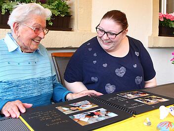 Gunda Düthorn (97) besucht die "Montagskameraden". Zusammen mit Sozialpädagogin Katja Spitzel schaut sie gerade ein Fotoalbum mit Aktionen der Gruppe durch. Foto: Jürgen Gärtner