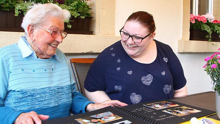 Gunda Düthorn (97) besucht die "Montagskameraden". Zusammen mit Sozialpädagogin Katja Spitzel schaut sie gerade ein Fotoalbum mit Aktionen der Gruppe durch. Foto: Jürgen Gärtner