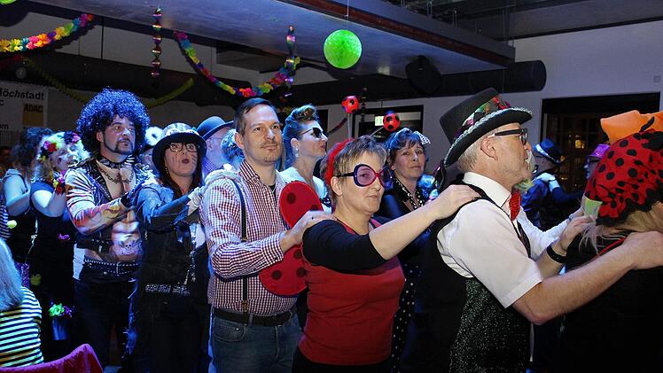 In die Polonaise reihten sich alle ein.