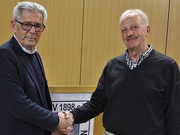 Egon Göbel, links,  gratuliert seinem Nachfolger Wolfgang Beil zur Wahl zum Vorsitzenden. Werner Vogel