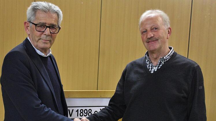 Egon Göbel, links,  gratuliert seinem Nachfolger Wolfgang Beil zur Wahl zum Vorsitzenden. Werner Vogel