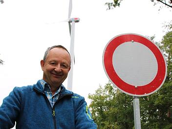 Norbert Schmäling setzt sich als Geschäftsführer des Münnerstädter Windparks seit Jahren für den Klimaschutz ein. Aus Sicht der Mitglieder des Landesbundes für Vogelschutz ist das ein Interessenskonflikt, deshalb musste Schmäling nun seinen Hut als Kreis-Vorsitzender nehmen. Foto: Heike Beudert/Archiv