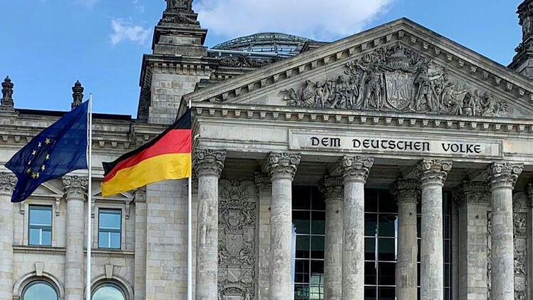 Florim Gashi  mit seiner Mutter vor dem Bundestag