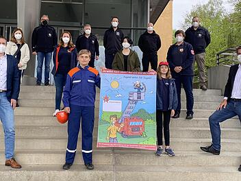 Dem Rückgang an Feuerwehr-Anwärter*n im Landkreis wollen Verantwortliche wie der stellvertretende Kreisjugendwart Stefan Püls und Kreisbrandrat Manfred Lorenz (oben, von links) durch eine Werbeaktion von Jugendlichen für Jugendliche entgegenwirken. Am Mittwoch stellte die Taskforce, der auch neun Jugendwarte angehören, am Utopolis die Plakat-Kampagne vor.