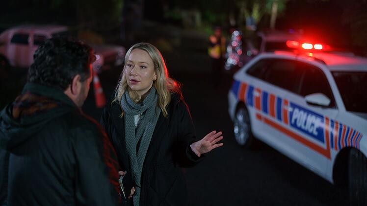 Detective Kristin Sims (Fern Sutherland) ist als erste am Ort des seltsamen n&auml;chtlichen Geschehens und bringt Chefermittler Mike Shepherd (Neill Rea) auf ihren Wissensstand.