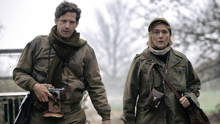 Eine Frau an der Front? Zu Zeiten des Zweiten Weltkriegs eigentlich undebkbar. Aber Lee Miller (Kate Winslet, mit Andy Samberg) will sich nicht vorschreiben lassen, was sie tun oder nicht tun kann.