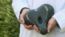 Dr. Torsten Werlich hat einen Gesundheits-Sattel entwickelt. Foto: Wolfgang Dünnebier