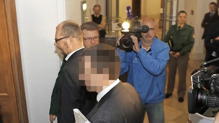 Heinz W. auf dem Weg in den Sitzungssaal Foto: Matthias Hoch