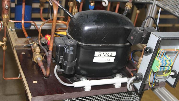 Im Verdichter wird das Kältemittel erwärmt und verdichtet, der Verflüssigungsprozess beginnt.