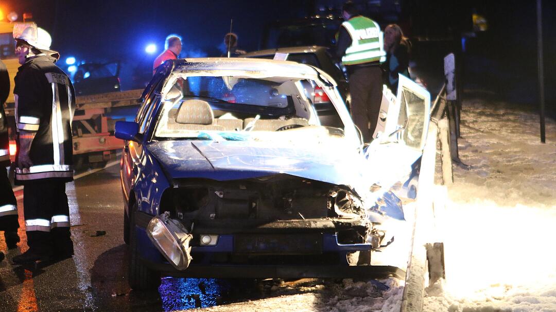 Frontalzusammenstoss auf der B2 fordert zwei verletzte Personen