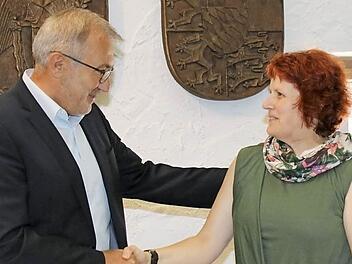 Bürgermeister Helmut Krämer gratuliert Petra Möhrlein.  Foto: C. Schwind