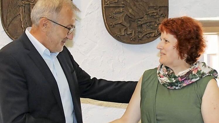 Bürgermeister Helmut Krämer gratuliert Petra Möhrlein.  Foto: C. Schwind