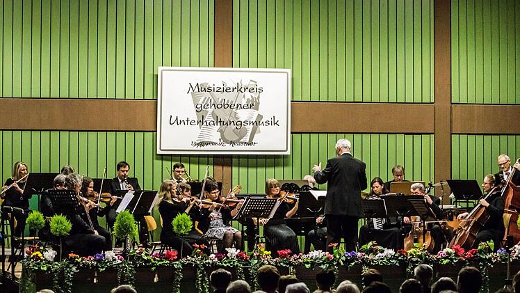 Reichlich Applaus verdiente sich der Musizierkreis Neustadt unter Leitung von Norbert Luche bei seinem Neujahrskonzert.Foto: Jochen Berger