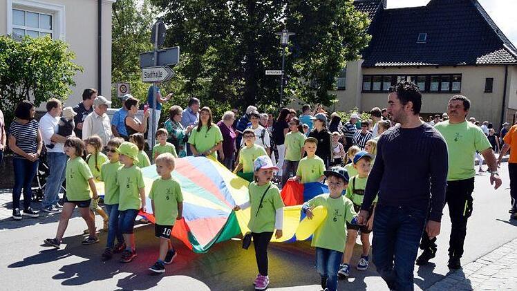 Die Kinder des FC Lichtenfels mit dem Banner in den Farben des Regenbogens