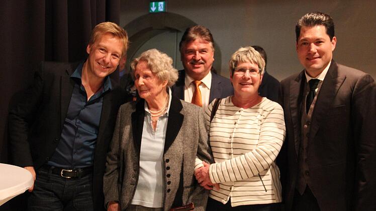Mechthild Freifrau von Künßberg (Zweite von links) mit Tochter Iris,  Landrat Klaus Peter Söllner (Mitte)   sowie den Künstlern Ingo Dannhorn (rechts) und Max MüllerFoto: Katharina Müller-Sanke