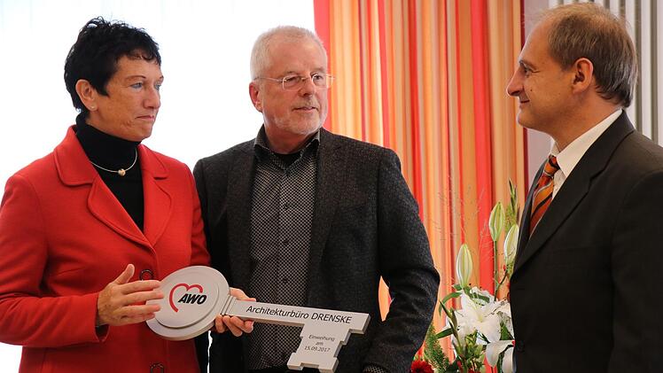 Landtagsabgeordnete Inge Aures (SPD) überreicht Einrichtungsleiter Ralf Hammer (rechts) den symbolischen Schlüssel Fotos: Lena Müller