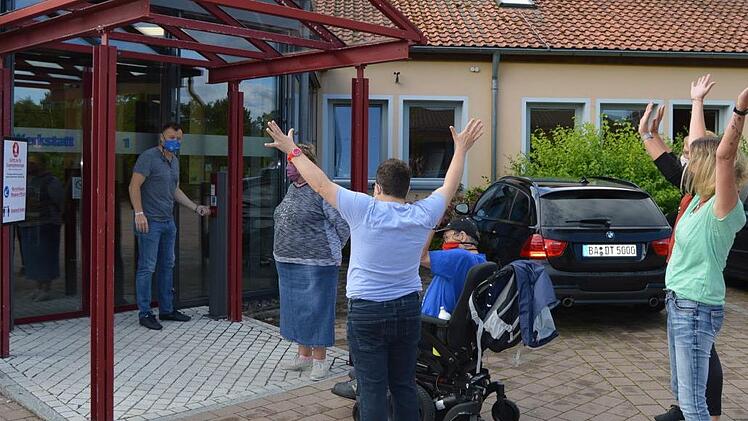 Werkstattleiter Detlev Troll schließt die Türen auf, und Mitarbeiter wie Beschäftigte freuen sich sichtlich darüber.    Foto: Johannes Salomon