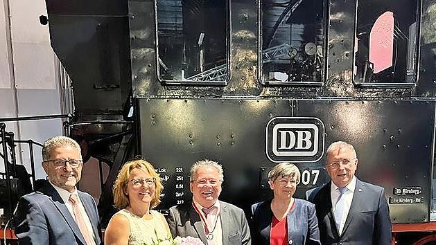 Das Deutsche Dampflokomotivmuseum in Neuenmarkt bildete einen wunderbaren Rahmen für den Ehrenabend des Bezirks Oberfranken. Im Bild (v.l) Bürgermeister Franz Tauber (Mehlmeisel), Sonja und Lothar Huber, Regierungspräsidentin Heidrun Piwernetz und...