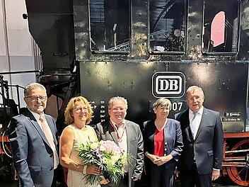 Das Deutsche Dampflokomotivmuseum in Neuenmarkt bildete einen wunderbaren Rahmen für den Ehrenabend des Bezirks Oberfranken. Im Bild (v.l) Bürgermeister Franz Tauber (Mehlmeisel), Sonja und Lothar Huber, Regierungspräsidentin Heidrun Piwernetz und...