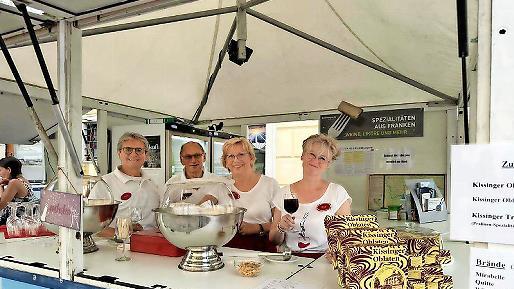Teammitglieder in einem der Bad Kissinger Verkaufsstände bei den Wein- und Genusstagen in Eisenstadt.