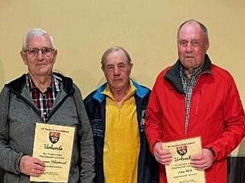 Heiko Heinisch (Vorsitzender Wirtschaftsdienst, von links), Hermann Hillenbrand (70 Jahre Mitglied), Erwin Reiter (Vorsitzender Liegenschaften), Peter Floth (65 Jahre Mitglied) und Christian Benkert (Vorsitzender Sport).