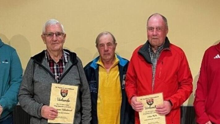 Heiko Heinisch (Vorsitzender Wirtschaftsdienst, von links), Hermann Hillenbrand (70 Jahre Mitglied), Erwin Reiter (Vorsitzender Liegenschaften), Peter Floth (65 Jahre Mitglied) und Christian Benkert (Vorsitzender Sport).