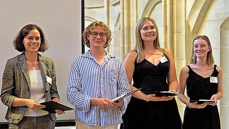 Die Leiterin des P-Seminars, Stefanie Kraus, mit drei Seminarteilnehmerinnen bei der Preisverleihung.