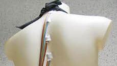 Die verkabelten Rückensensoren messen die Neigung der einzelnen Wirbel.