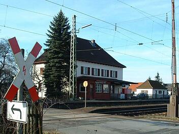 Der Bahnhof in Eggolsheim-Neuses entwickelt sich zum Zankapfel zwischen der Gemeinde und der Deutschen Bahn. Foto: Archiv/FT