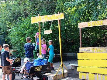 Ein Taxi hält vor dem Stadttheater in Röbalino.  Fotos: Johanna Blum