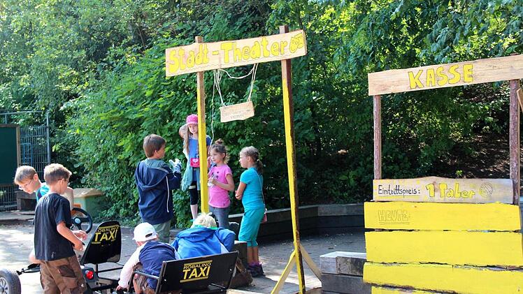Ein Taxi hält vor dem Stadttheater in Röbalino.  Fotos: Johanna Blum