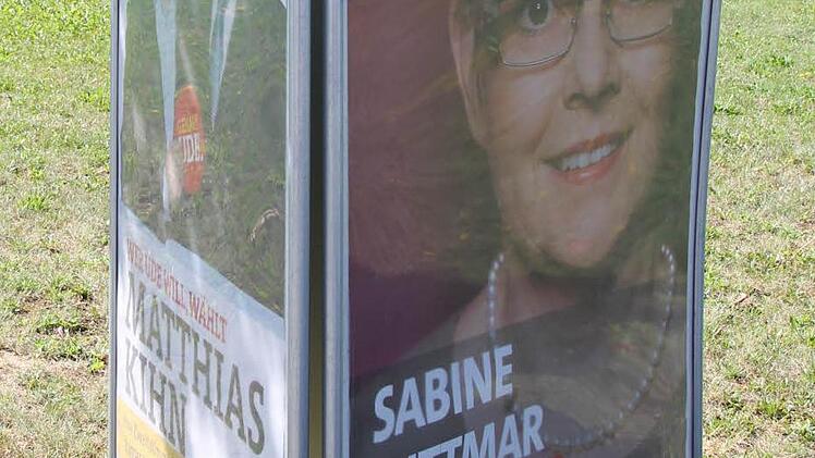 Matthias Kihn und Sabine Dittmar von der SPD teilen sich einen Plakatständer.