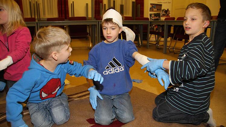 Jonas Tulke, (6), Nico Kassel (11) und Ferdinand Teller (9) sind mit Feuereifer dabei.