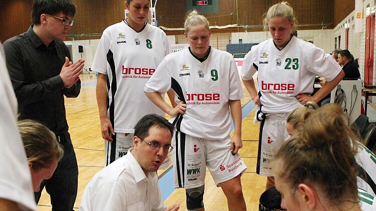 Die Bamberger Basketballerinnen und ihr Trainer: Das Rennen um den Klassenerhalt in der Bundesliga ist wieder spannend. Fotos: sportpress