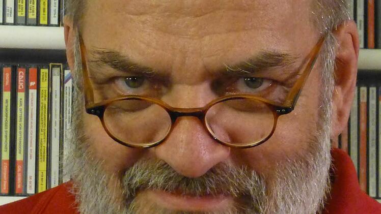 Thomas Ahnert (Kammerorchester: Kontrabass): Ich bin gespannt auf die technische Umsetzung, die Kamerafahrten und wer wann wo aufgenommen wird und wann man grinsen darf oder nicht in der Nase bohren. Die Gefahr, immer erwischt zu werden von den Kameras, das ist das eine. So großes Lampenfieber hat hier wohl keiner. Wir sind ja schon massenmikrofongestärkt, haben ja schon beim Deutschlandfunk einen Gottesdienst mit einer kompletten Bach-Kantate live gespielt und haben da eigentlich ganz gut ab...