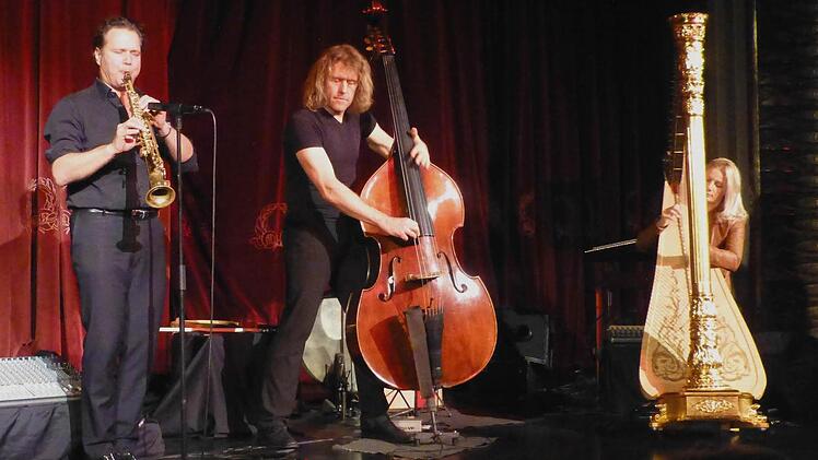 Drei von vier Musikern des Ensembles "Quadro Nuevo" sind auf dem Bild zu sehen. Der vierte spielt Akkordeon. Der Foto: Gerhild Ahnert