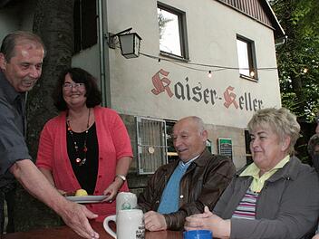 Auch Stadtrat Manfred Mauser (hier noch links als Kellerwirt) gehört zu den Antragstellern.