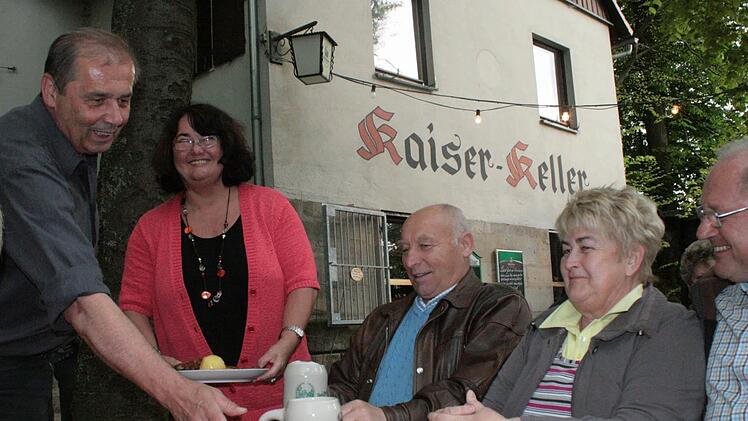 Auch Stadtrat Manfred Mauser (hier noch links als Kellerwirt) gehört zu den Antragstellern.