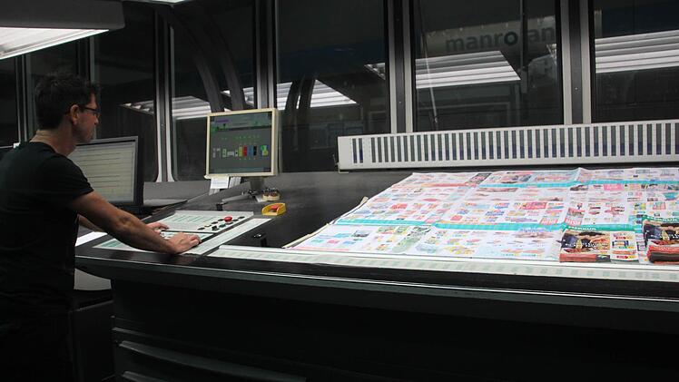 Da einzelne Seiten eines Auftrags voneinander abweichen, liegt der aktuell zu druckende Prospekt jeweils aus. Foto: Daniel Ruppert